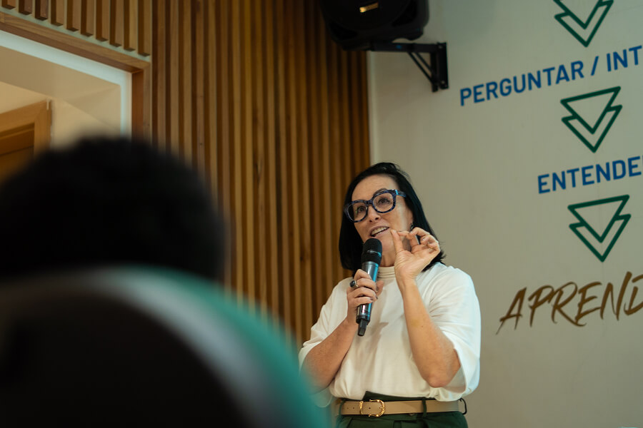 A fonoaudióloga Claudia Cortes durante treinamento de comunicação para a base do Palmeiras.