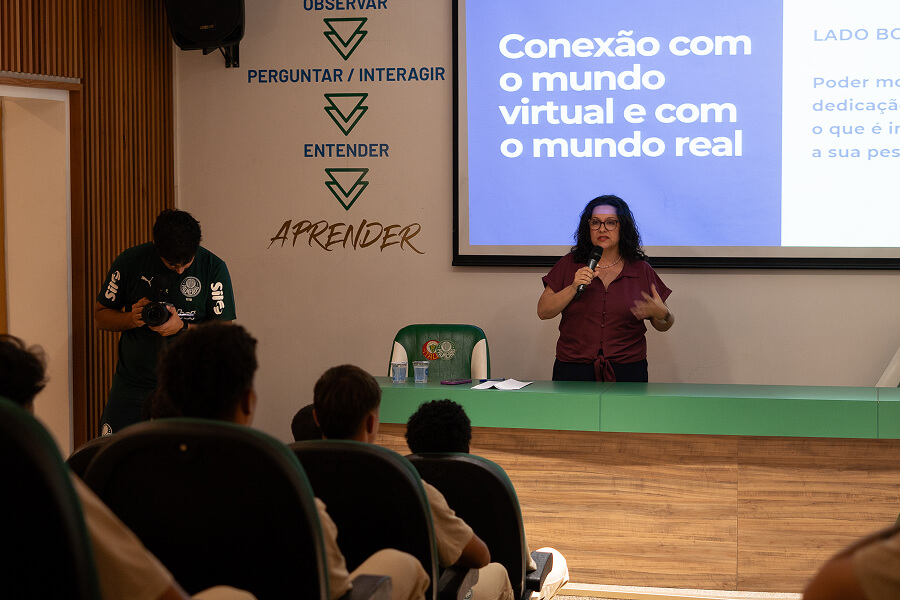 A jornalista Gabriela Fujita durante treinamento de comunicação para a base do Palmeiras.