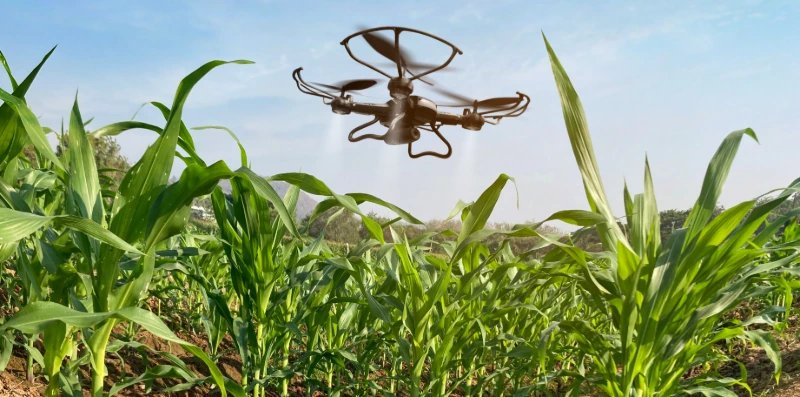 Drone agrícola realizando pulverização de precisão em lavoura com automação no campo e monitoramento remoto